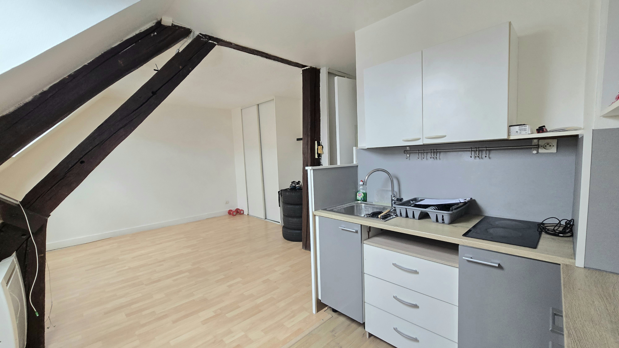 STUDIO VENDU LOUÉ - PLEIN CENTRE VILLE DE BONNELLES avec 1 p