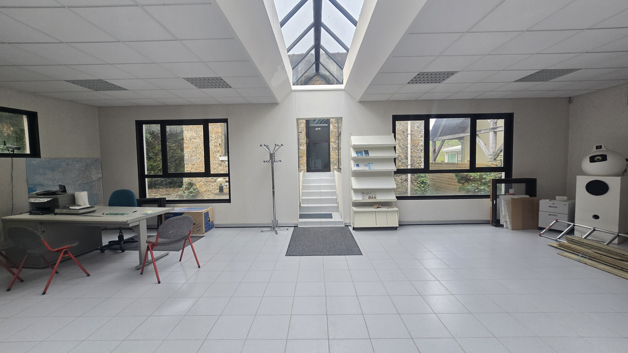 BUREAUX DE 120M2 DIVISES EN 2 PARTIES SUR 750M2 DE TERRAIN C